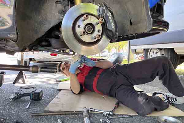 Kike cambiando la cremallera de dirección en el parque de trabajo